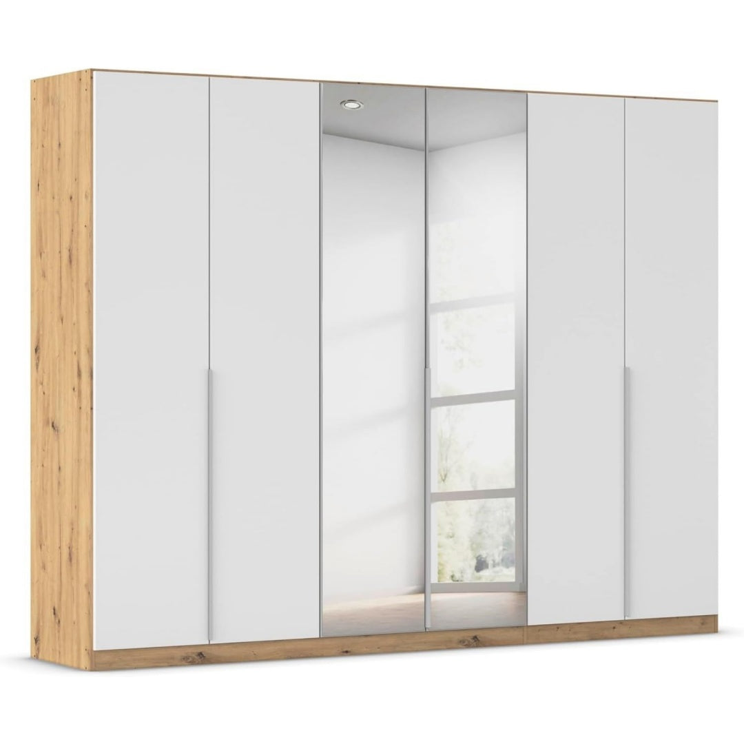 Ein Spiegel trifft auf geschlossenen Stauraum an dem Kleiderschrank