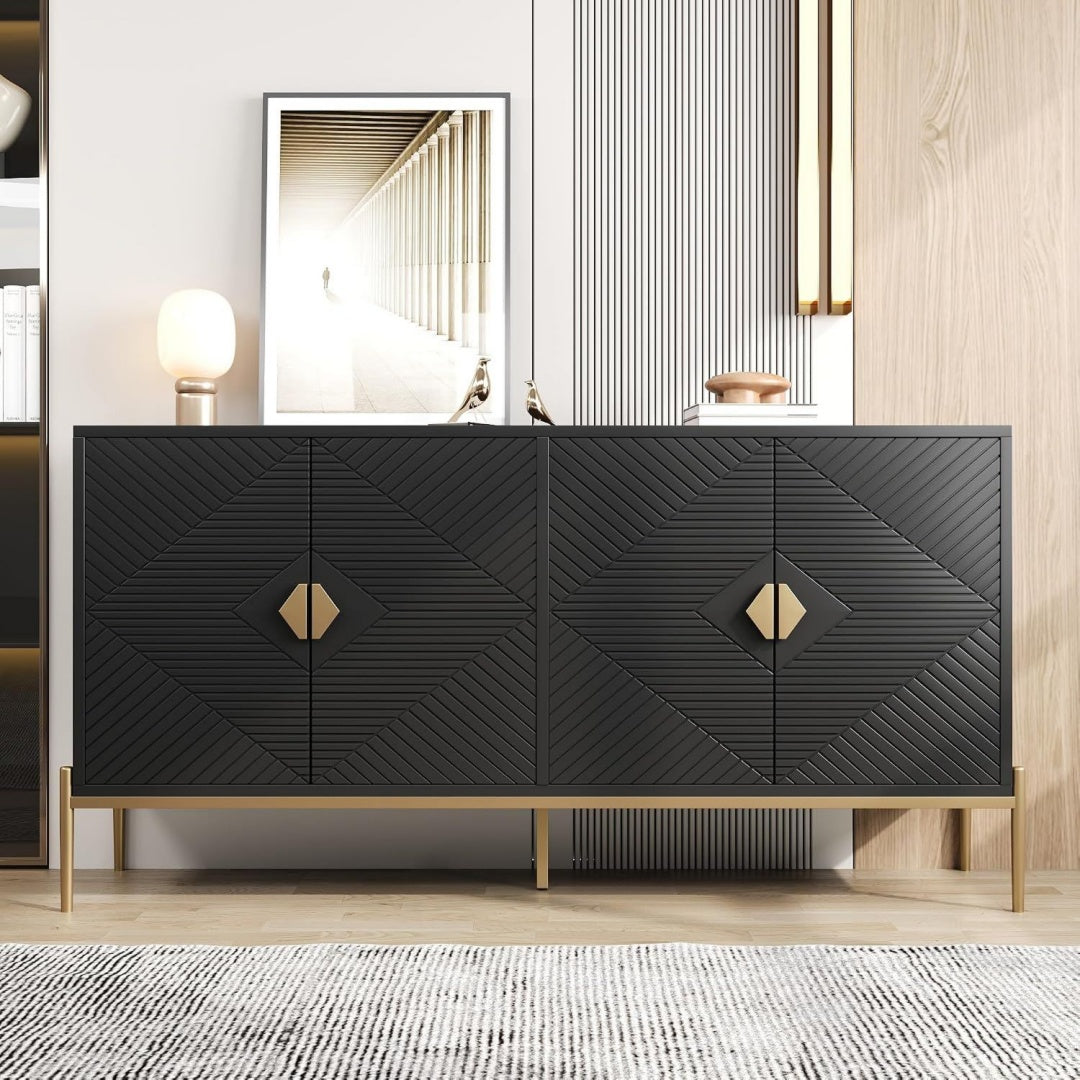 Sideboard mit einem Metallgestell und goldfarbenen Griffen