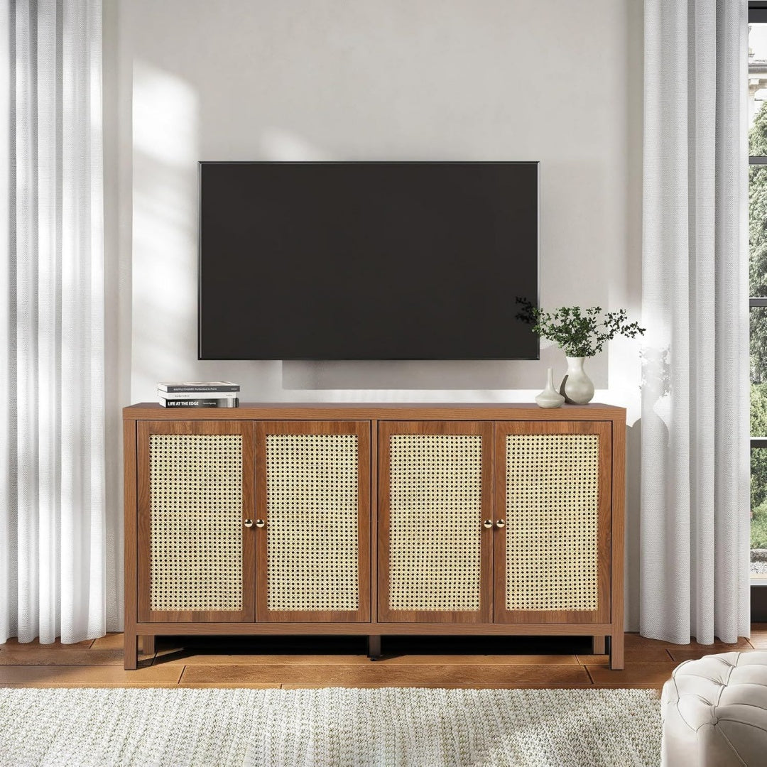 4 Tueren treffen auf verstellbare Ablagen an dem Sideboard