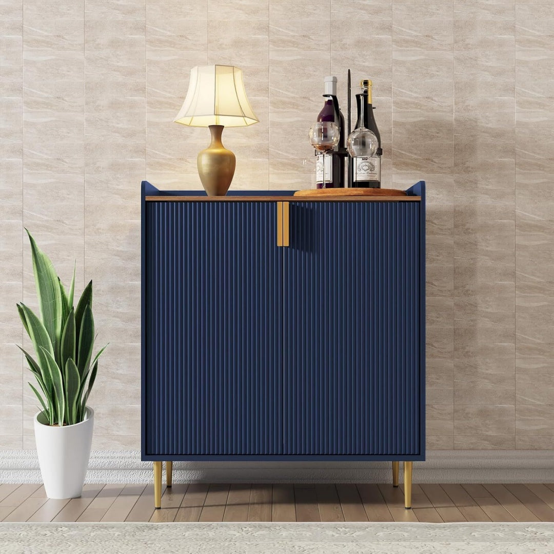 Schubladen treffen auf Flaschenablagen an dem Sideboard