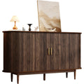 Das Sideboard nimmt mit 140 x 40 x 78 cm Gestalt an