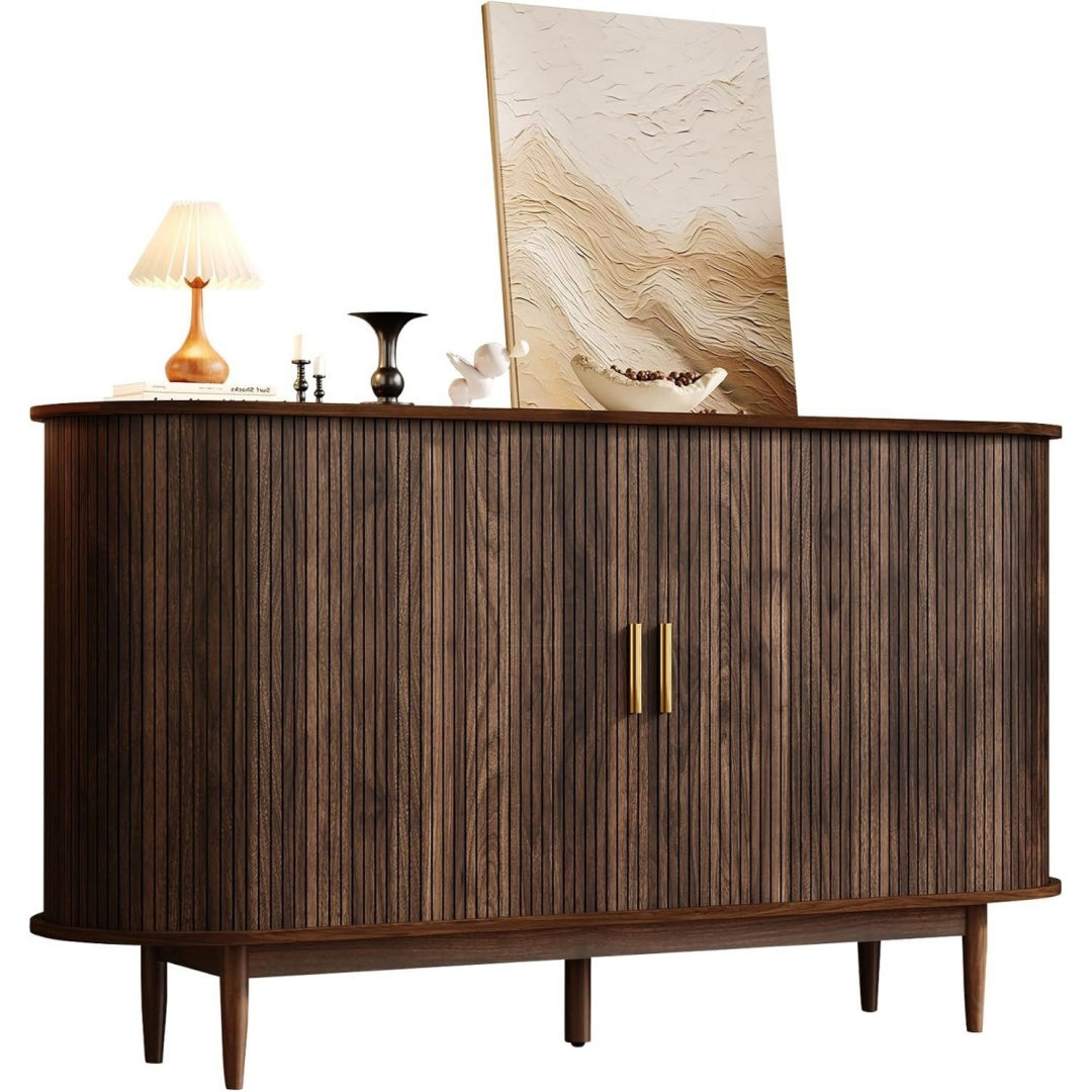 Das Sideboard nimmt mit 140 x 40 x 78 cm Gestalt an