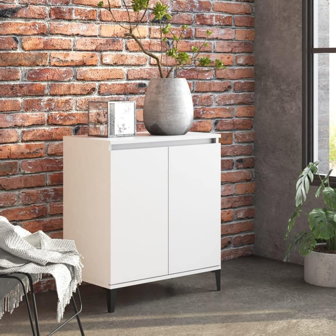 Das Sideboard setzt auf ein Metallgestell in Weiss