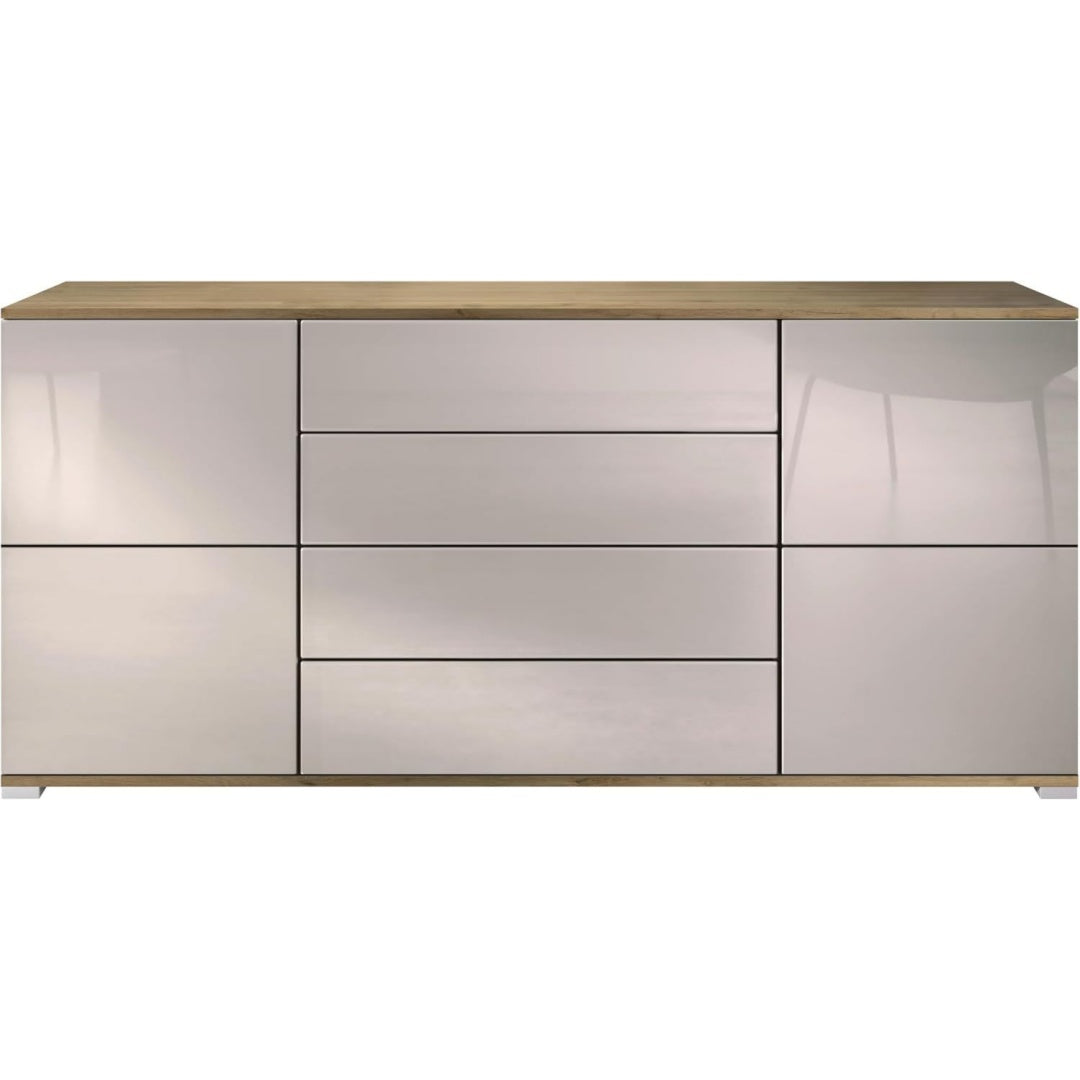Glaenzende Oberflaechen und 4 Tueren an dem Sideboard