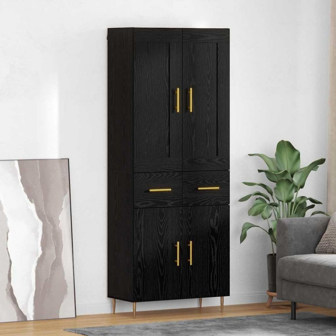 Schubladen und goldfarbene Griffe an dem Hochschrank