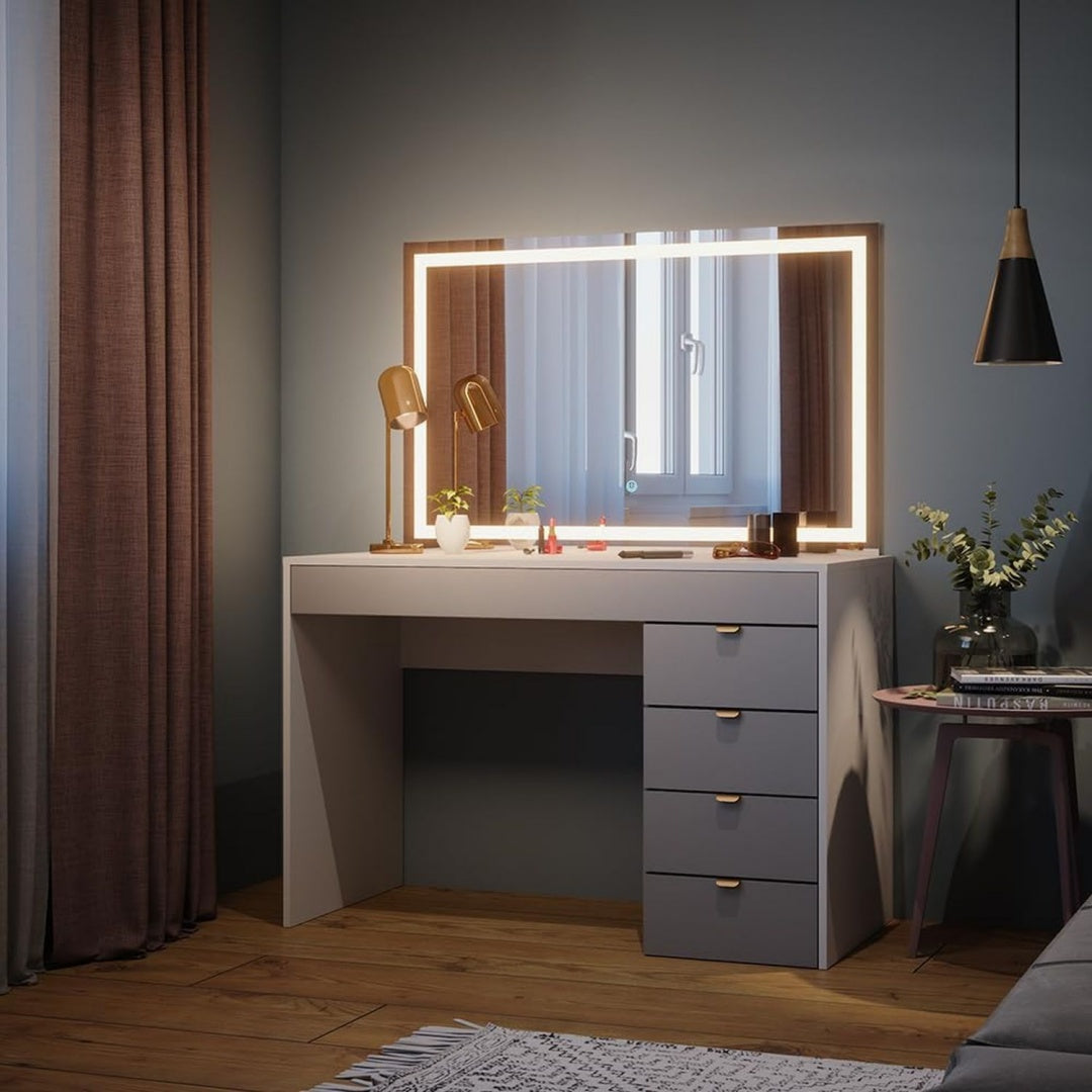 Der Schminktisch nimmt mit 115 x 76 x 55 cm Gestalt an