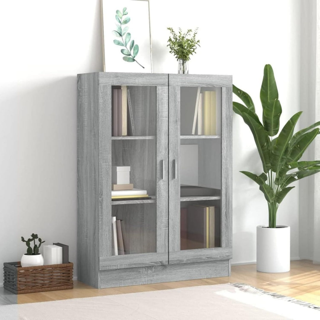Die Vitrine misst 82.5 x 30.5 x 115 cm in Eichenbraun und Grau
