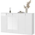 Glaenzende Oberflaechen und verstellbare Ablagen an dem Sideboard