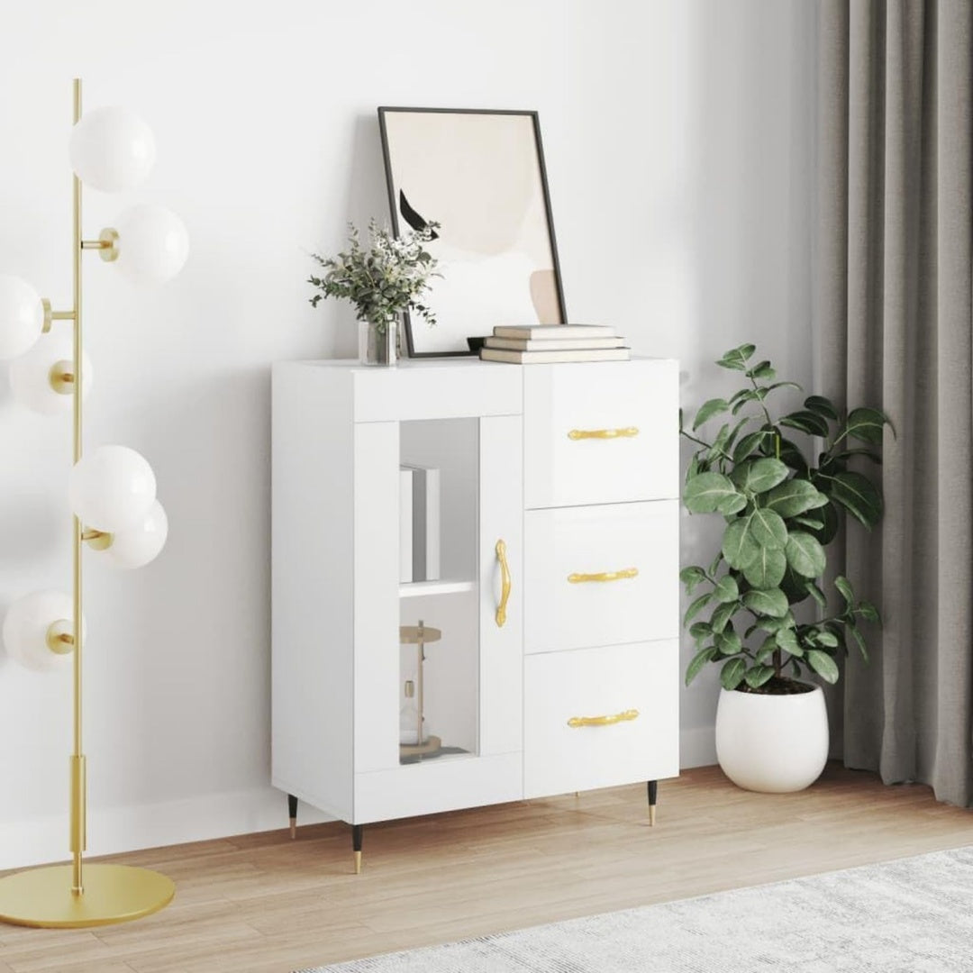 Glastueren und glaenzende Oberflaechen an dem Hochschrank