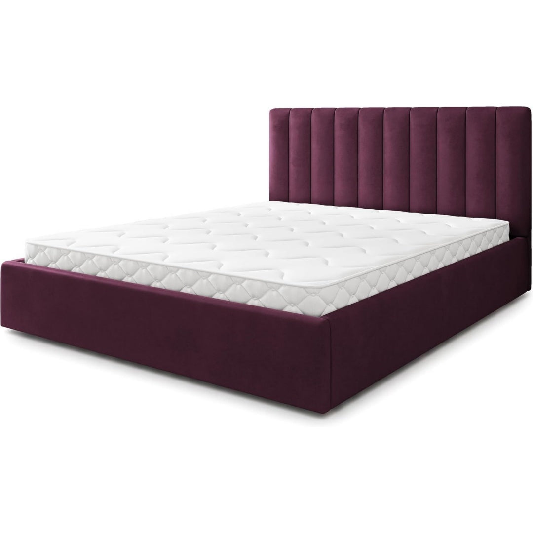 Ein Lattenrost praegt das Bettgestell in Violett