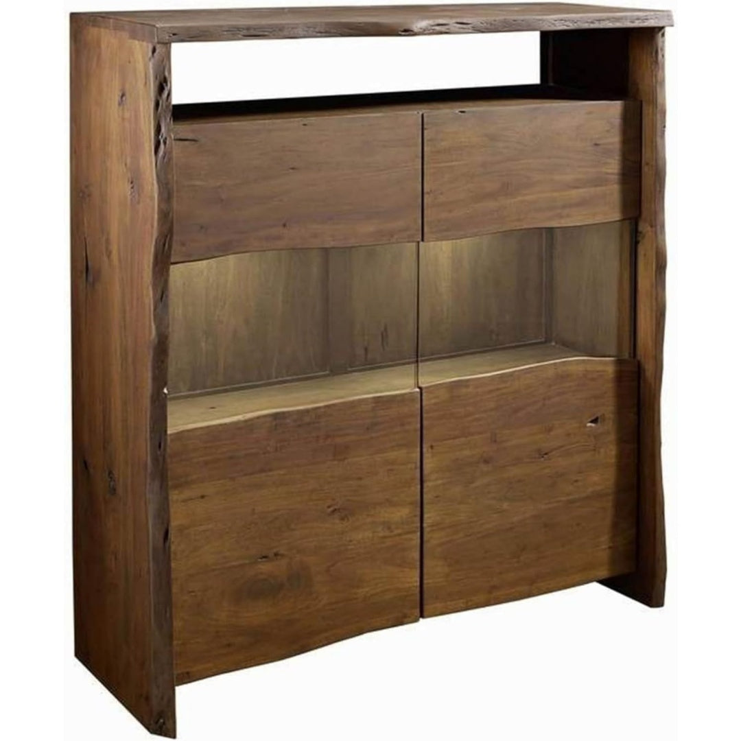 Der Hochschrank misst 131 x 45 x 147 cm in Naturbraun