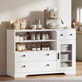 Eine Tuer praegt das Sideboard in Weiss